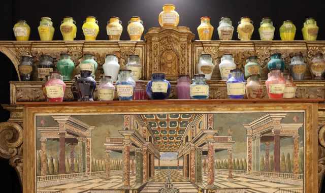 Dal bleu egizio al rosso carminio: a Santa Teresa dei Maschi il 